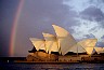 Sydney: Opernhaus mit Regenbogen.